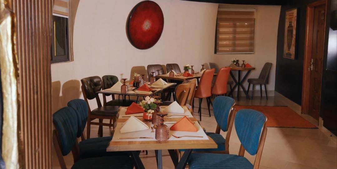 Tables prêtes pour le service