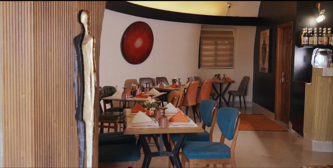 Salle dressée du restaurant La Boule Lounge