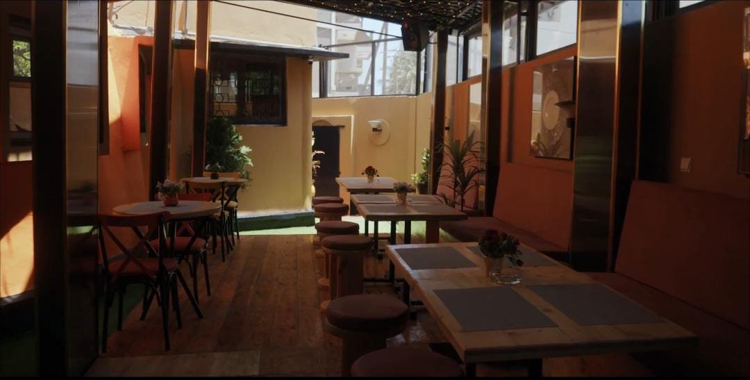 Terrasse intérieure chaleureuse de La Boule Lounge